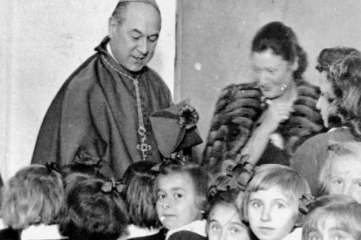 Apor Vilmos püspök gyerekekkel