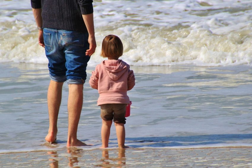 Kisgyerek és apuka a tengerparton