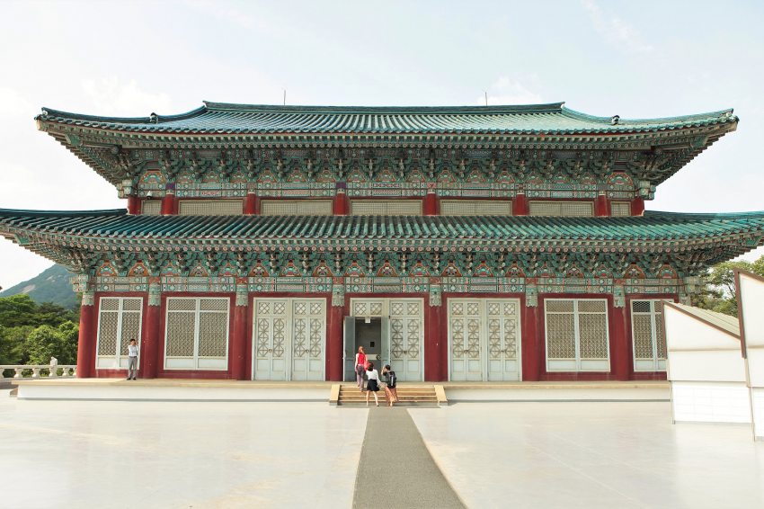 A National Folk Museum of Korea egyik tradicionális építészeti stílusú raktára az épület tetején
