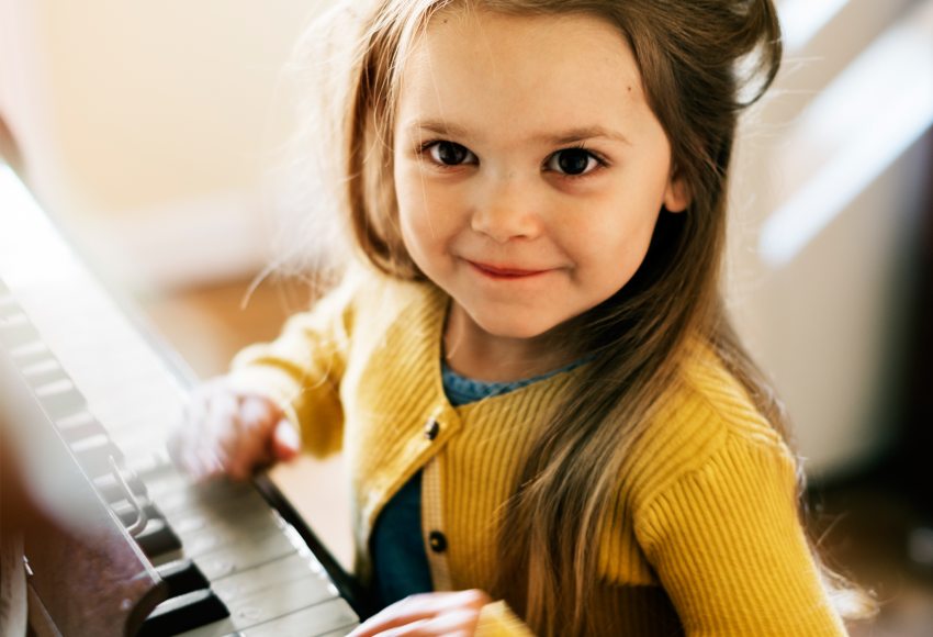 Kislány zenél, zongorázik