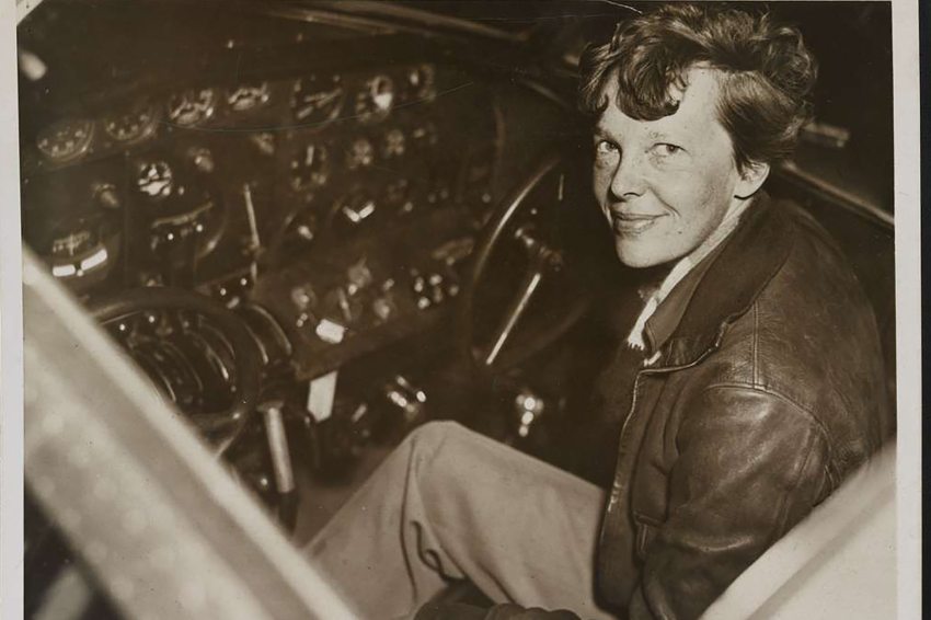 Amelia Earhart a pilótafülkében