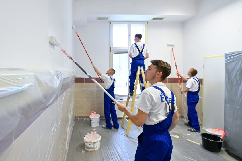 diákok festik ki a Debreceni Hospice Ház egy szobájának falait