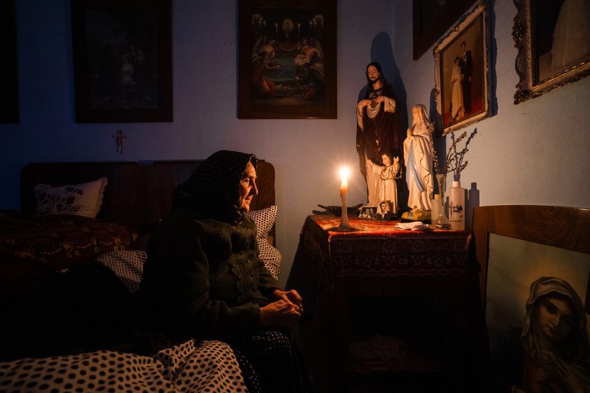 Mohos Zsófia fotóján egy imádkozó idős nő
