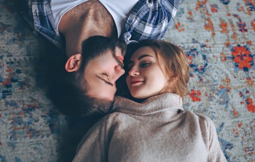 szex témájú cikkhez illusztráció: egymás mellett fekvő pár