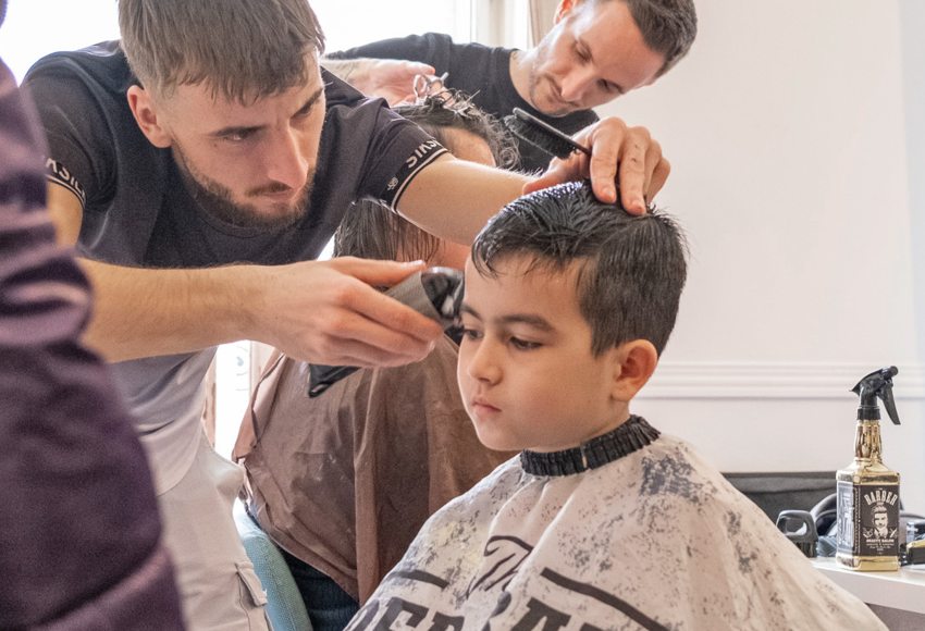 ukrán menekült kisfiú haját nyírják