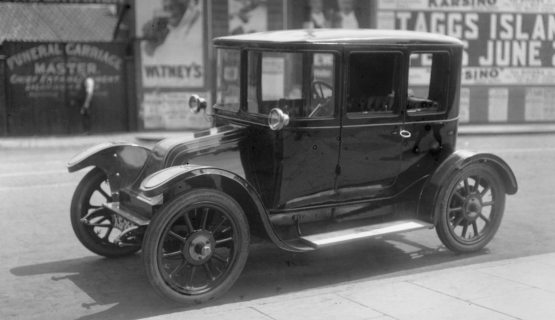 Egy Anwell Johnson típuső elektromos autó az Elektromos Járművek parádéján. Kingston upon Thames, Egyesült Királyság, 1915