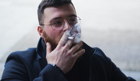 dohányzó férfi