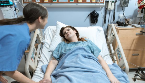 Egy nő a kórházi ágyon egy baleset után