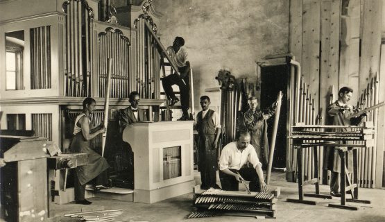 A pécsi Angster-gyár orgonaállító terme a '40-es években 