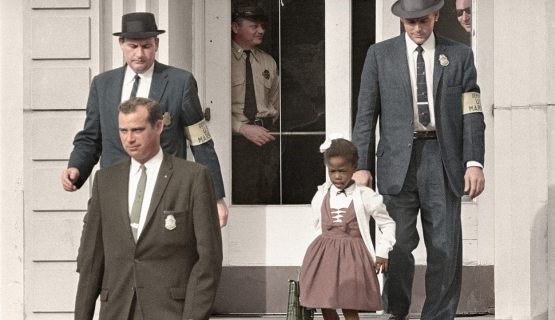 Rendőrök kísérik Ruby Bridgest, az első afroamerikai gyermeket, akit fehér iskolába integráltak