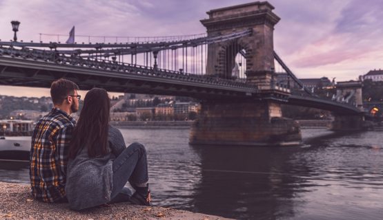 egy fiú és egy lány ül a Duna-parton