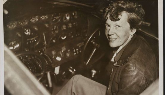 Amelia Earhart a pilótafülkében