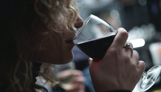 Alkoholista nő bort iszik
