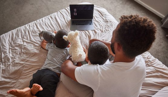 kisgyerek és férfi laptop előtt