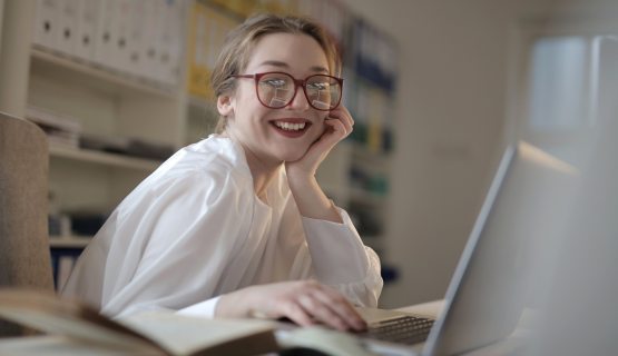 mosolygó nő laptoppal