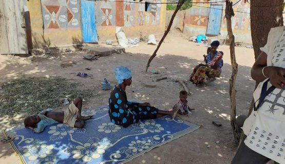 afrikai emberek szőnyegen ülnek
