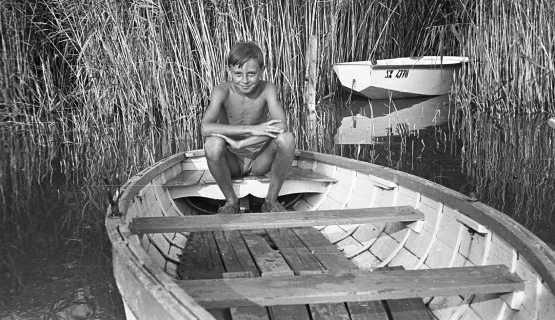 kisfiú csónakban