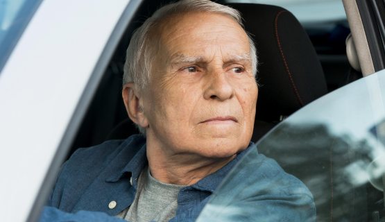 idős férfi a volánnál