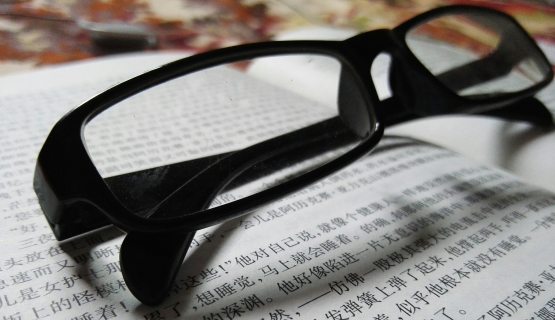 szemüveg kínai betűkkel írt lapon