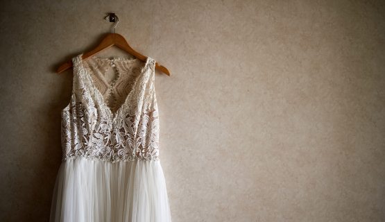 menyasszonyi ruha vállfán