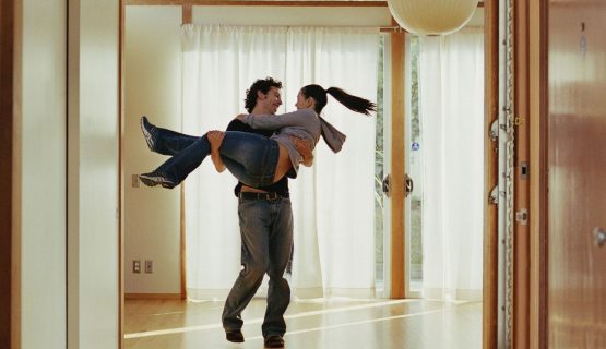 pár táncol üres lakásban