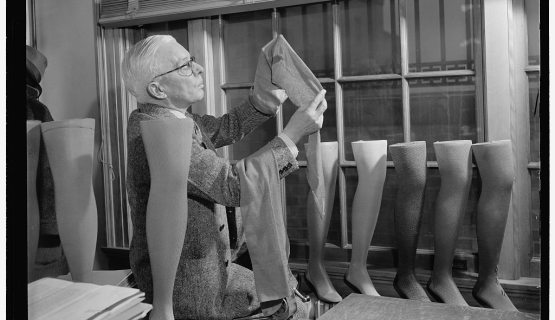 Egy szövettechnikus pamutharisnyákat vizsgál 1941-ben