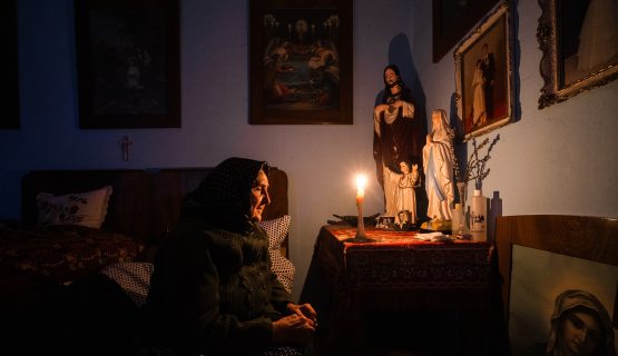 Mohos Zsófia fotóján egy imádkozó idős nő