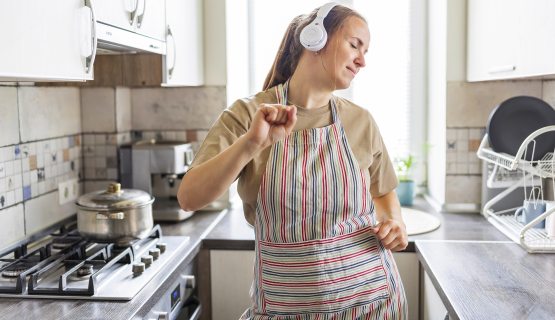 fejhallgatót viselő nő konyhában