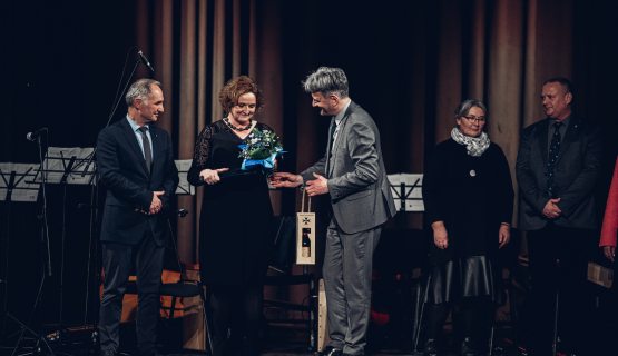 A Képmás magazin kiadóvezetője, Molnár-Bánffy Kata a Jelenlét díj átvételekor