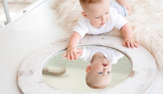 kisbaba tükörrel