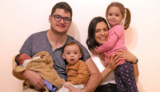 Urbán Gergő és Viki három gyermekükkel
