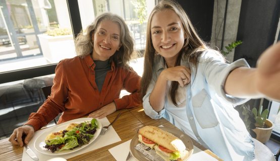menopauza étrendhez illusztráció: egy idős nő és egy fiatalabb nő eszik