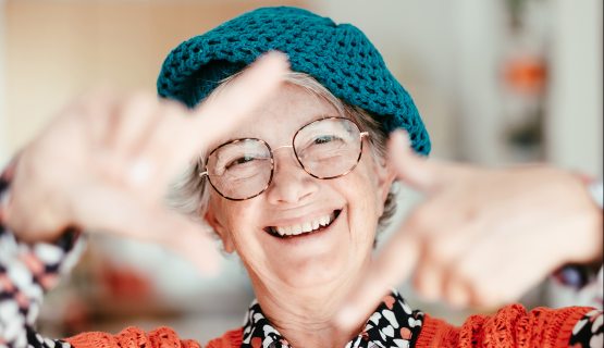 nagymama témájú cikkhez idős nőről fotó