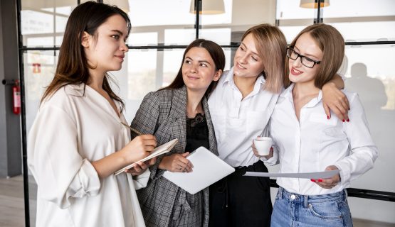 vállalkozás indítása nőként: nők irodában