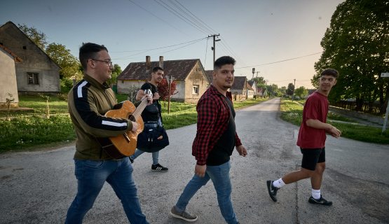 Drávaiványi utcáján sétál a helyi Katolikus Karitász pár tagja
