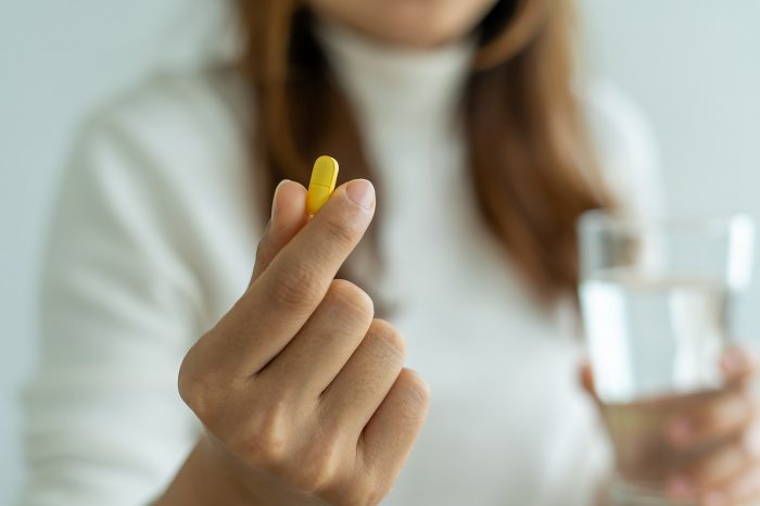 Egy nő gyógyszert (penicillint) vesz be