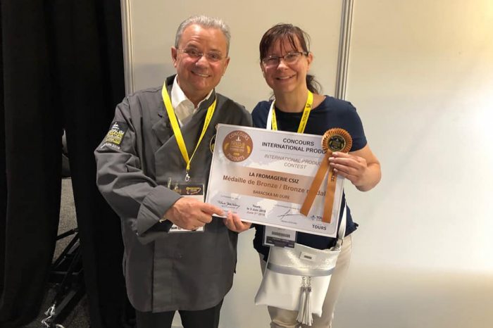 Kun Anita a Mondial du Fromage nemzetközi verseny bronz minősítésének átvételekor