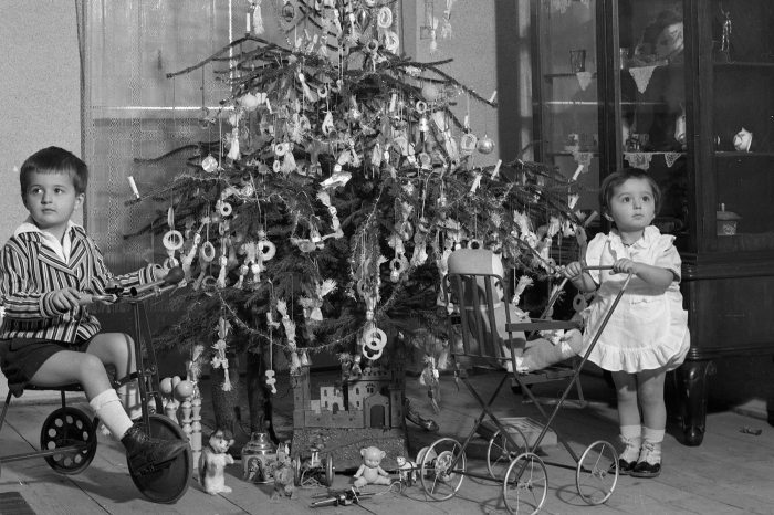 Children with a Christmas tree in 1942