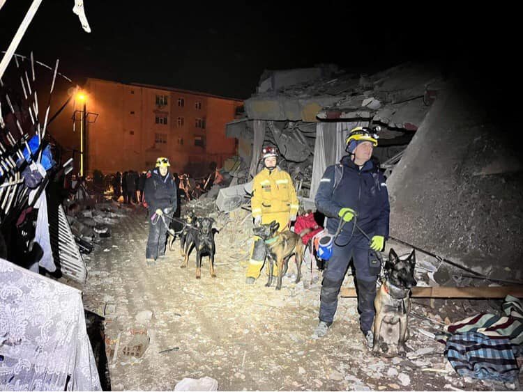 A magyar mentőcsapat mentés közben a földrengés után
