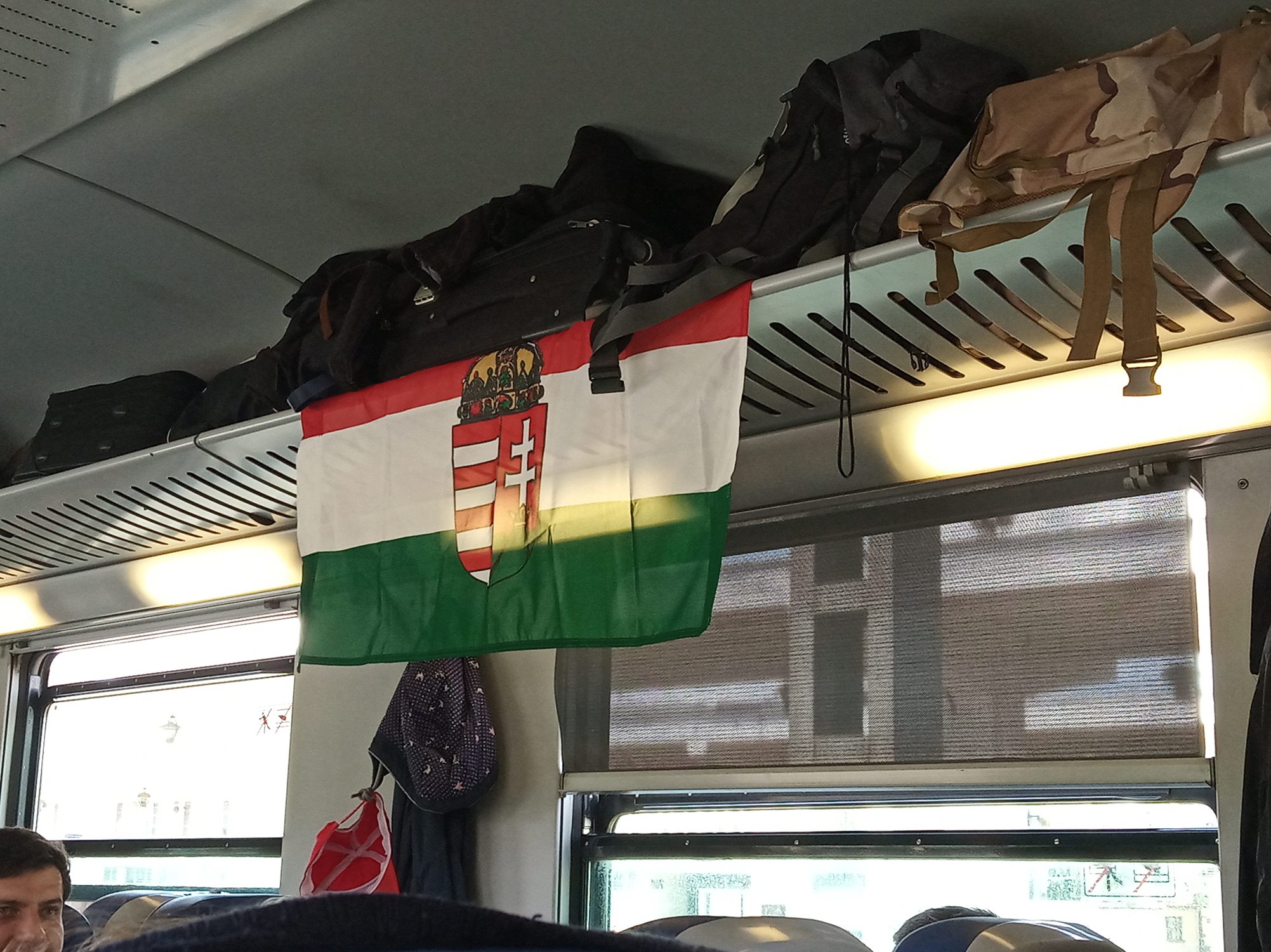 magyar zászló a Székely Gyors zarándokvonaton