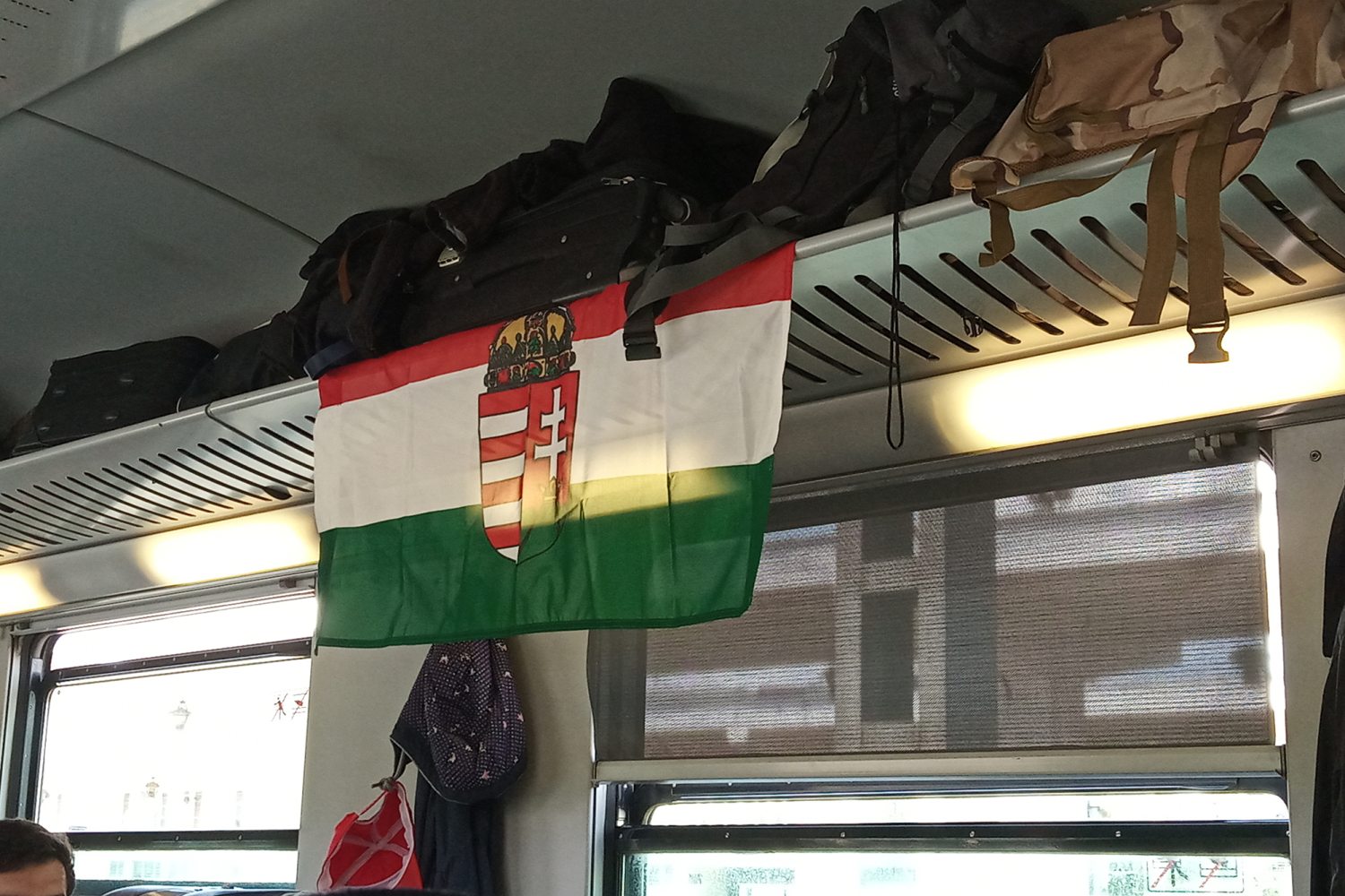 magyar zászló a Székely Gyors zarándokvonaton
