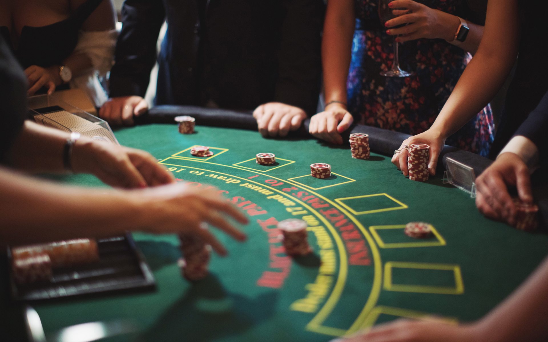 szerencsejátékot játszó emberek