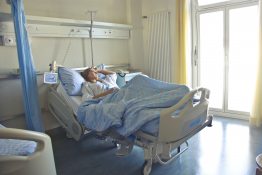 Kórházi ágyban fekvő ember