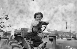 nő traktoron