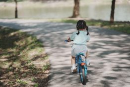 bicikliző kislány