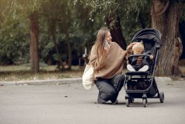 nő és baba babakocsiban