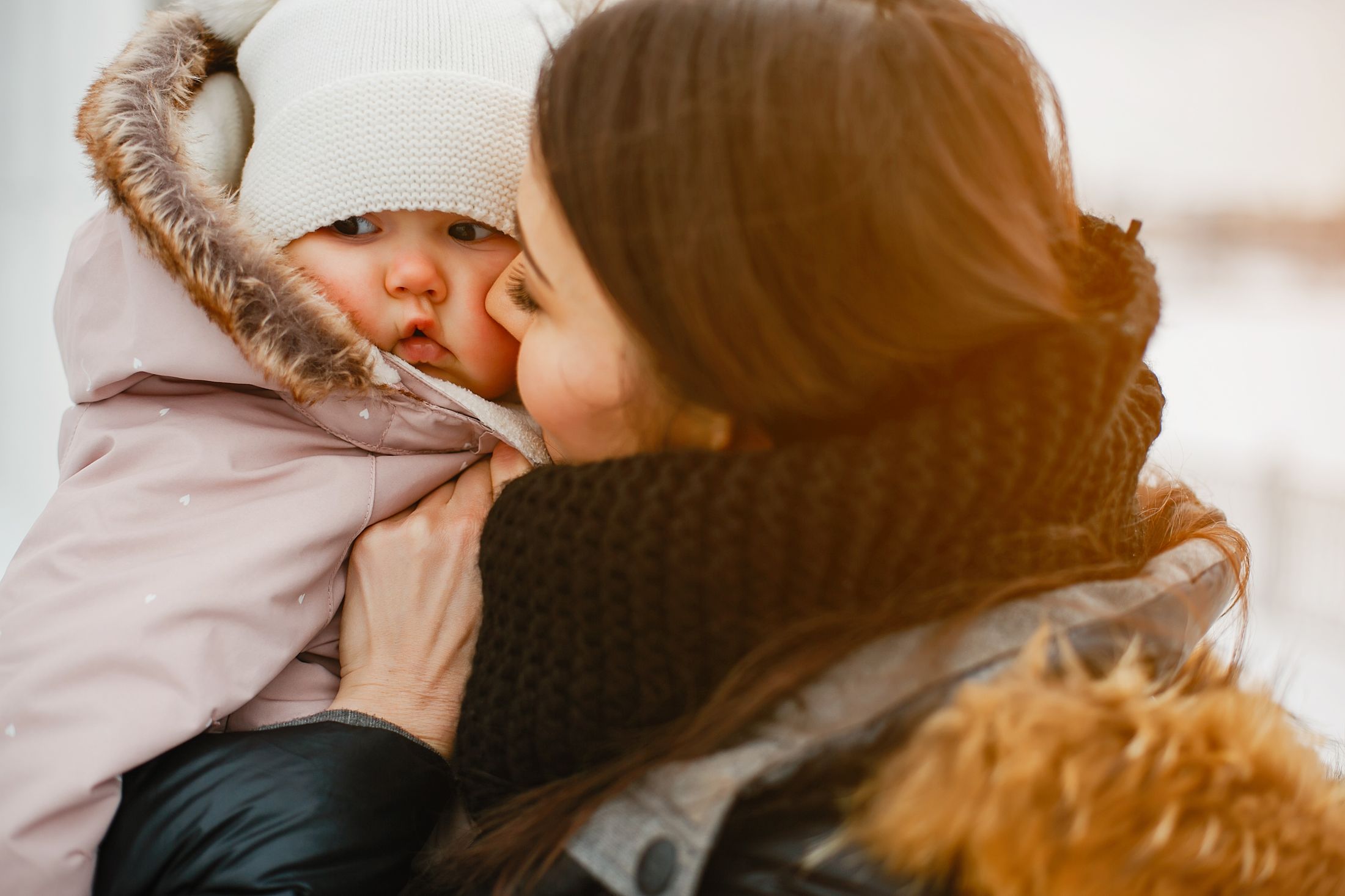 Warm mom. Мама обнимает подростка зимой. Дед Мороз обнимает детей картинка. Family hugging. Шарф обними меня.