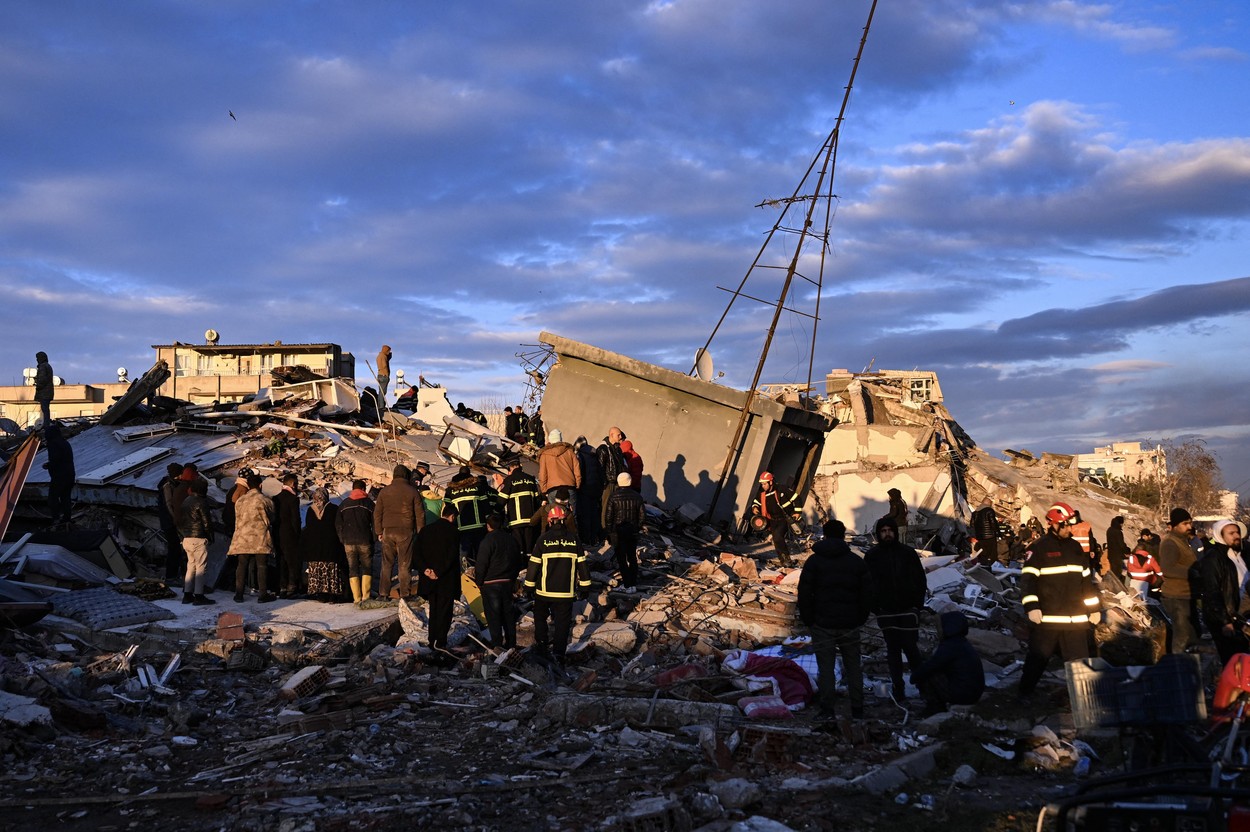 „Minden óra és perc számít” – a földrengés áldozataiért összefogott a világ