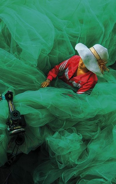 Quang Tran: vietnami halászok feleségei halászhálót szőnek