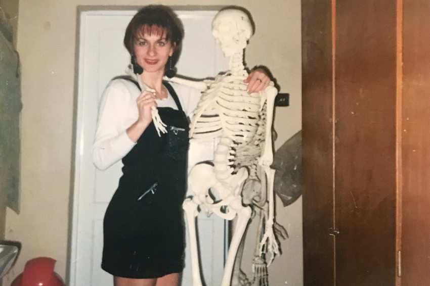 Egy kultikussá vált kép: Piroska 27 éves tanárnőként, a biológia szertárban, farsang idején
